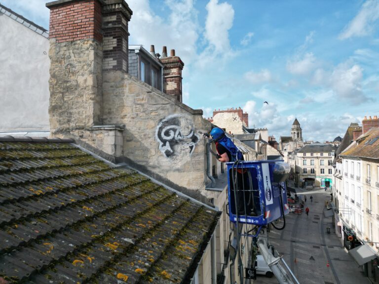 Lire la suite à propos de l’article Enlèvement de Graffiti à Caen : 2NM Propreté en Action Rue Saint-Pierre