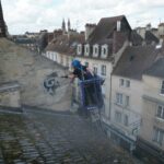 Effacement de graffiti sur mur en brique en Normandie