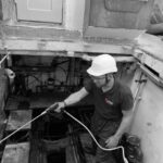 Dégraissage des surfaces d’une cale moteur après une avarie