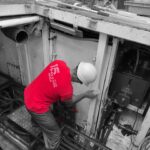 Agent 2’NM Propreté lors du nettoyage d’une cale moteur à Port-en-Bessin