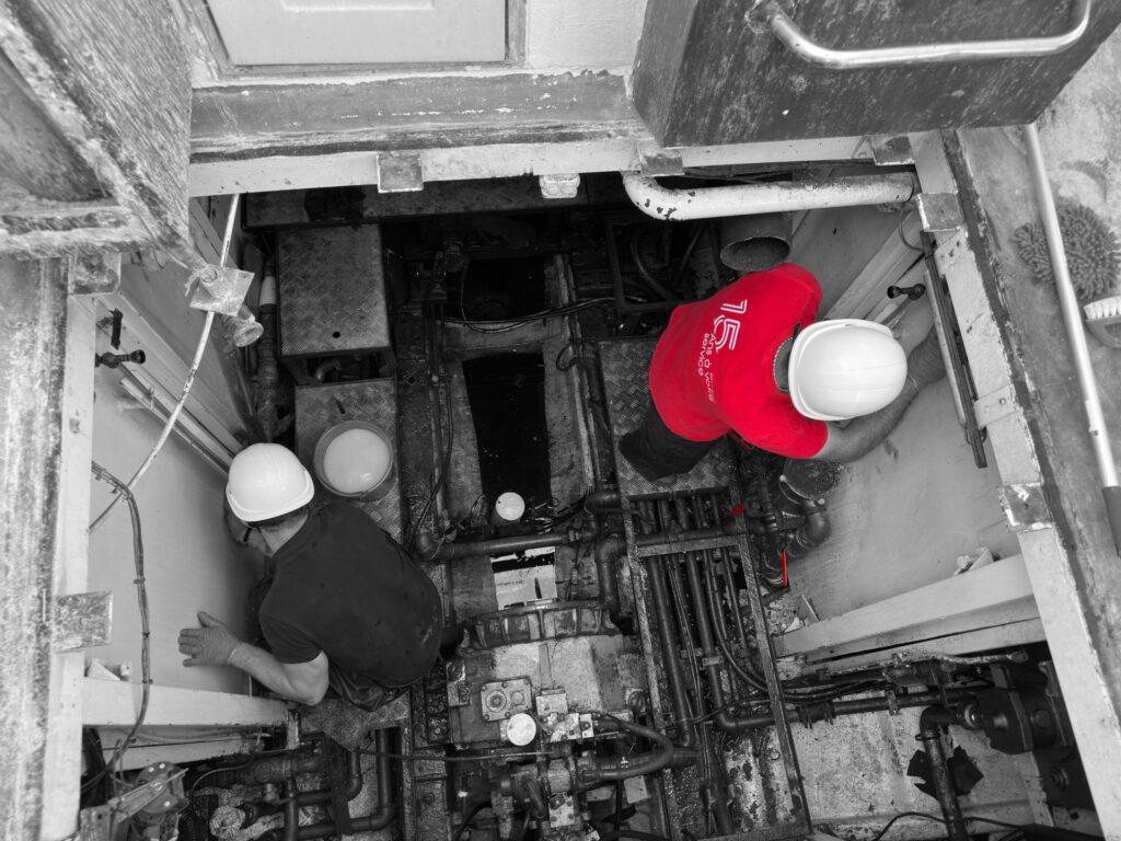 Nettoyage d’une cale moteur de bateau de pêche à Port-en-Bessin
