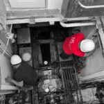 Nettoyage d’une cale moteur de bateau de pêche à Port-en-Bessin