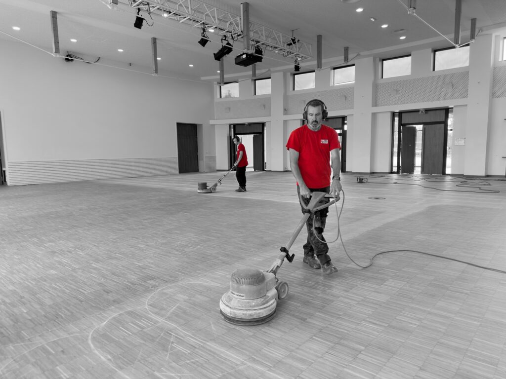 Équipe d’agents polyvalents lors de la rénovation du parquet de La Comète à Bayeux