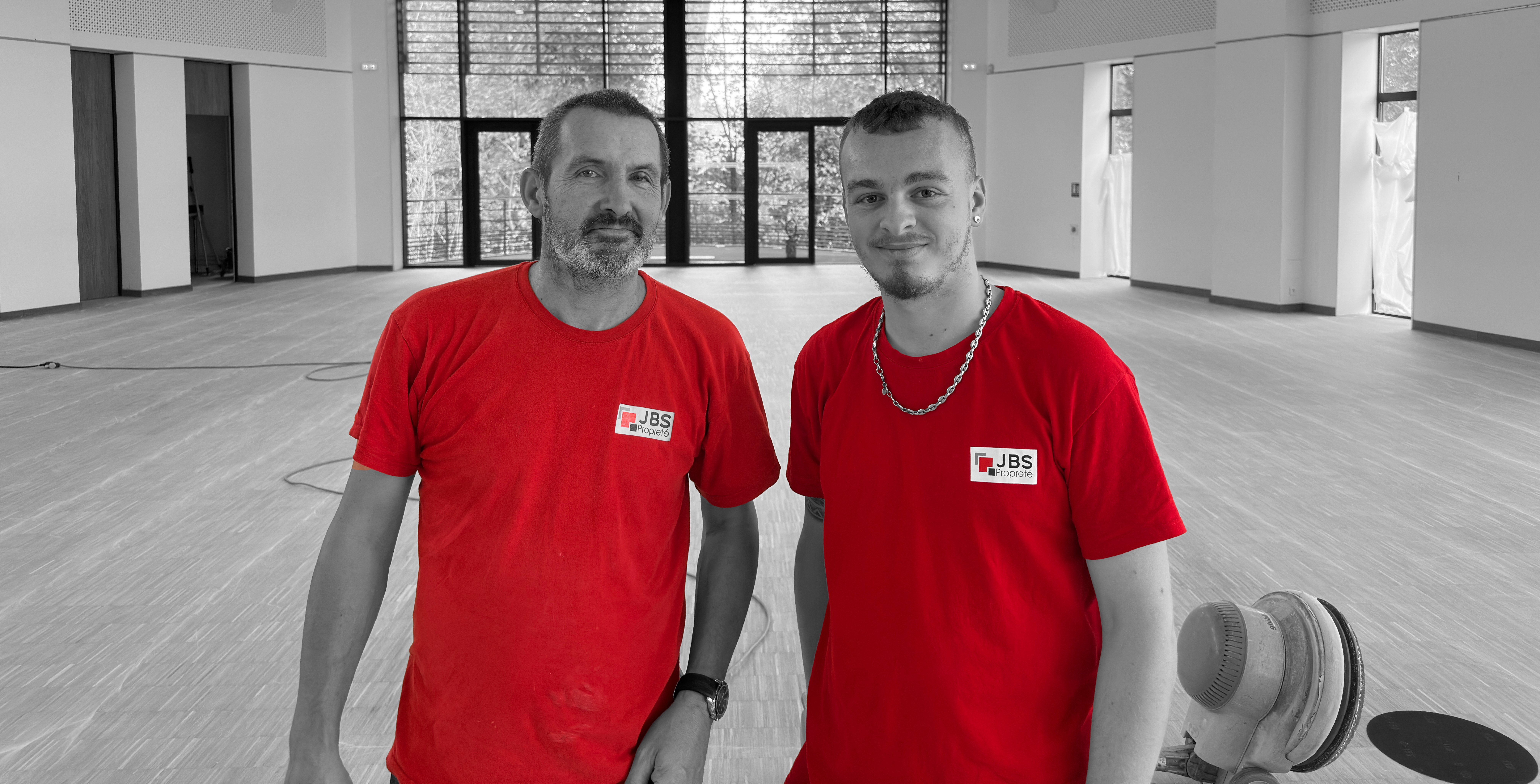Équipe agents polyvalents sur un chantier de rénovation des sols